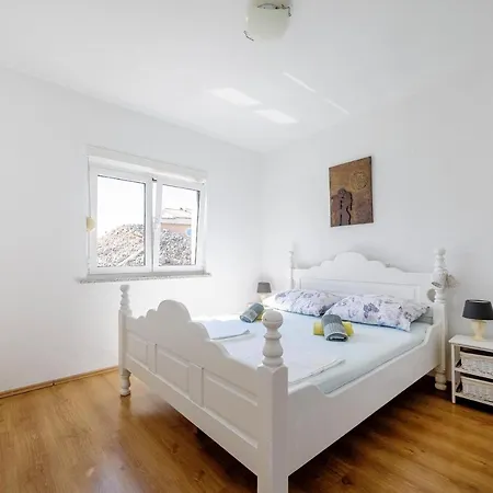 Apartment Violeta Srima